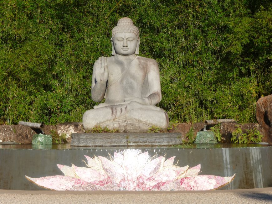 2011 256 Byron Bay Crystal Castle NSW